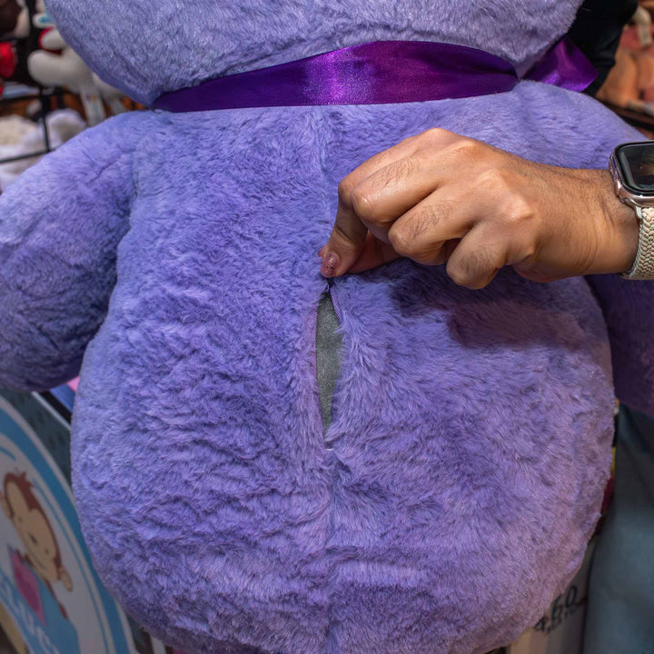 Oso de peluche meli super suave de color morado, ideal para regalos en cualrquier ocasión, en san valentin, regalar amor o decorar un espacio con un osito adorable.