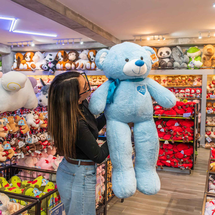 Oso de peluche meli super suave de color azul, ideal para regalos en cualrquier ocasión, en san valentin, regalar amor o decorar un espacio con un osito adorable.