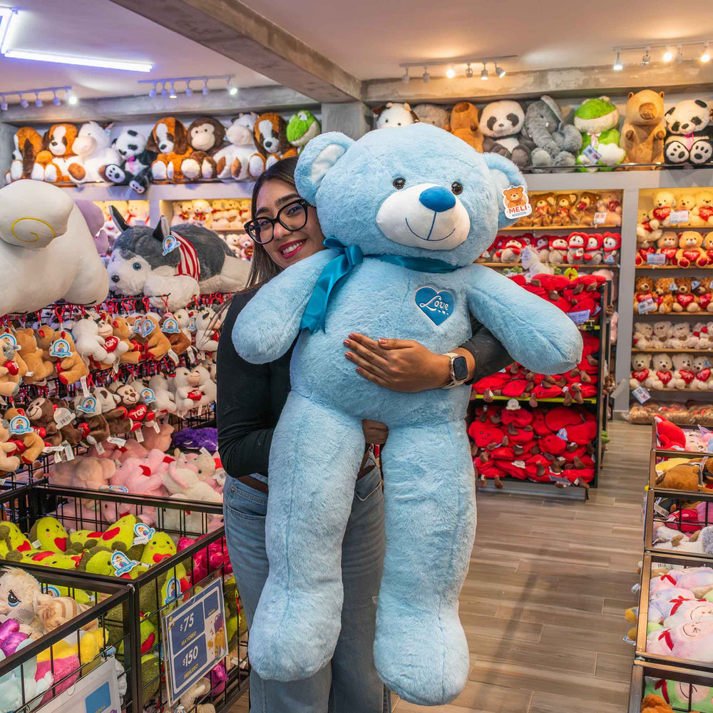 Oso de peluche meli super suave de color azul, ideal para regalos en cualrquier ocasión, en san valentin, regalar amor o decorar un espacio con un osito adorable.