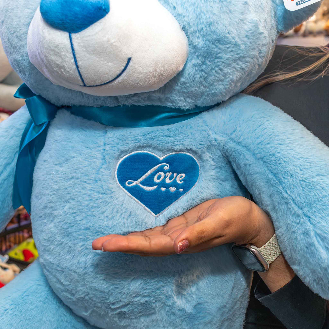 Oso de peluche meli super suave de color azul, ideal para regalos en cualrquier ocasión, en san valentin, regalar amor o decorar un espacio con un osito adorable.
