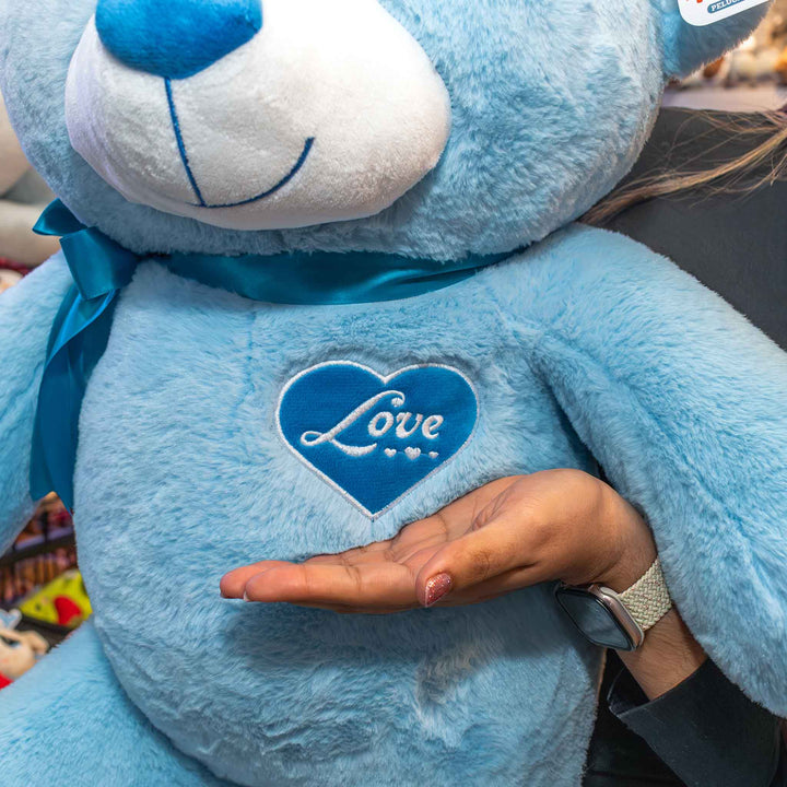 Oso de peluche meli super suave de color azul, ideal para regalos en cualrquier ocasión, en san valentin, regalar amor o decorar un espacio con un osito adorable.
