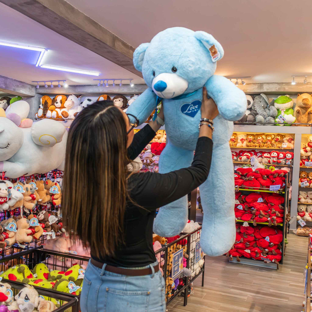 Oso de peluche meli super suave de color azul, ideal para regalos en cualrquier ocasión, en san valentin, regalar amor o decorar un espacio con un osito adorable.
