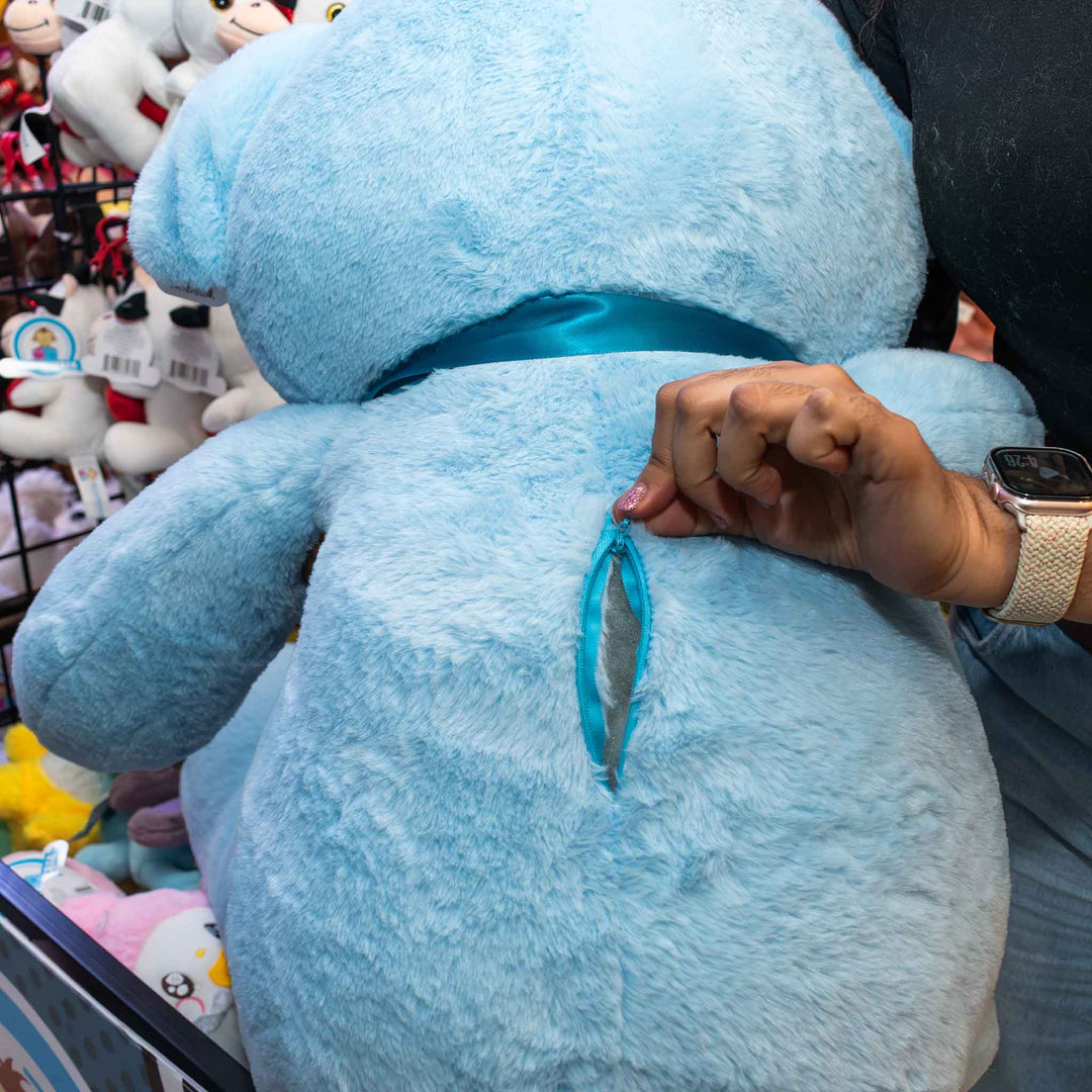 Oso de peluche meli super suave de color azul, ideal para regalos en cualrquier ocasión, en san valentin, regalar amor o decorar un espacio con un osito adorable.