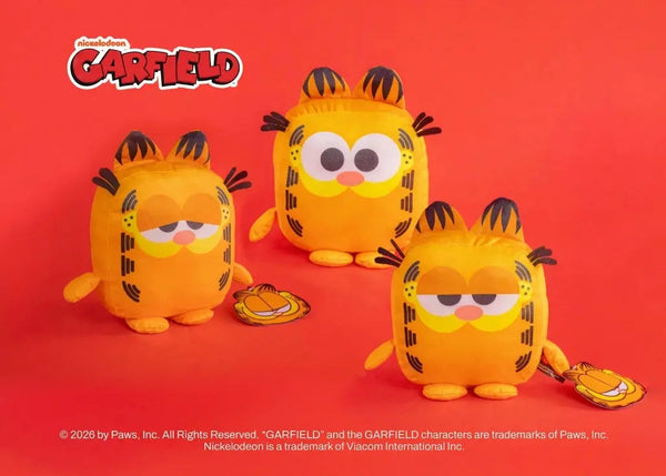 Colección de peluches cuadrados de Garfield de Nickelodeon sobre fondo rojo en Peluchería