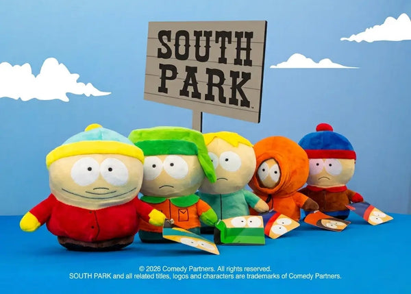 Colección de peluches de los personajes de South Park con letrero de la serie en Peluchería