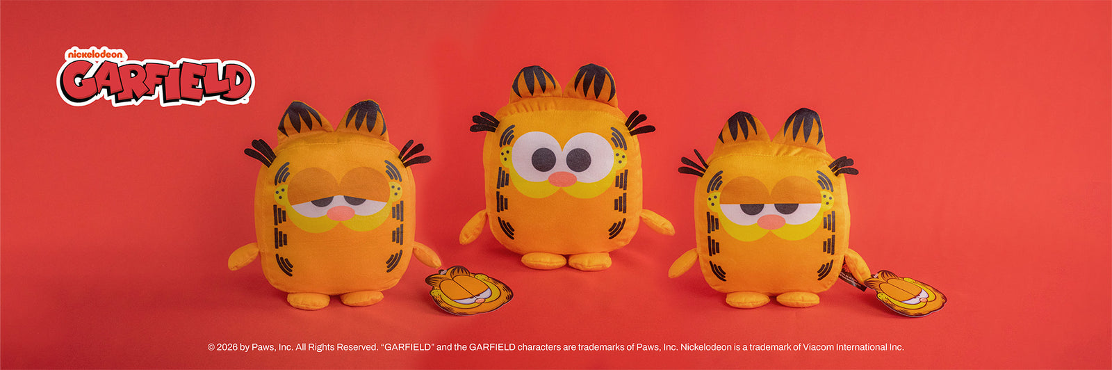 Colección de peluches cuadrados de Garfield de Nickelodeon sobre fondo rojo en Peluchería