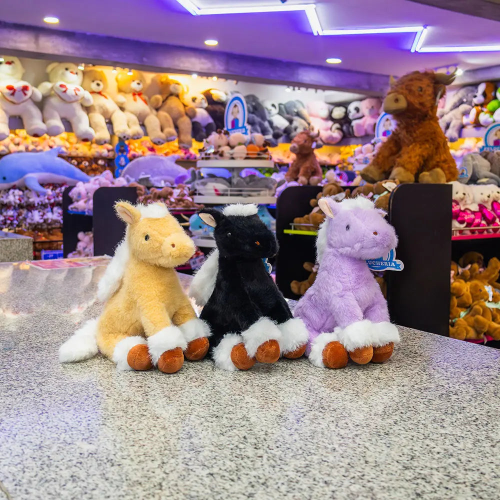 Caballos de peluche , color morado, cafe y negro. Peluches de caballo para maquinas caza muñecas, decoración y reventa