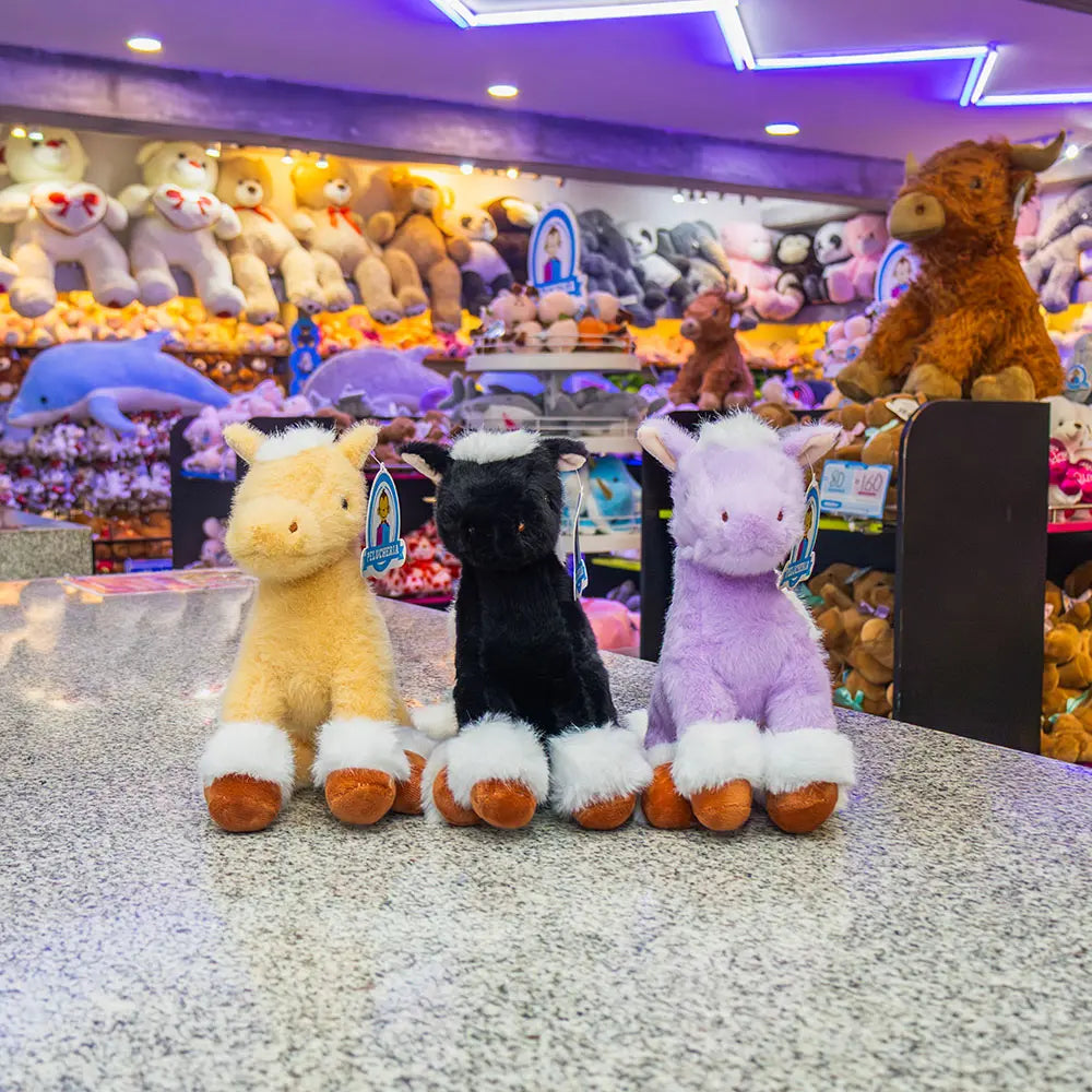 Caballos de peluche , color morado, cafe y negro. Peluches de caballo para maquinas caza muñecas, decoración y reventa