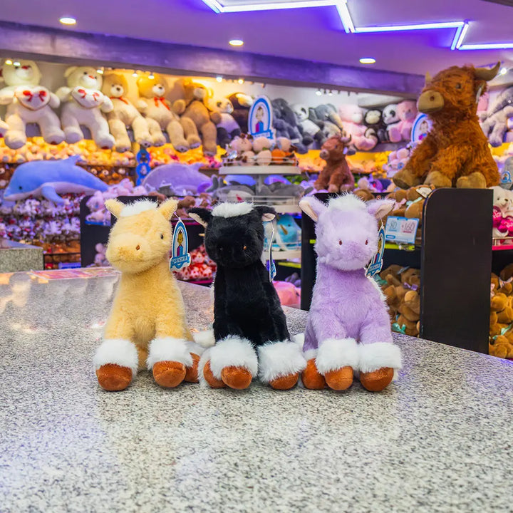 Caballos de peluche , color morado, cafe y negro. Peluches de caballo para maquinas caza muñecas, decoración y reventa