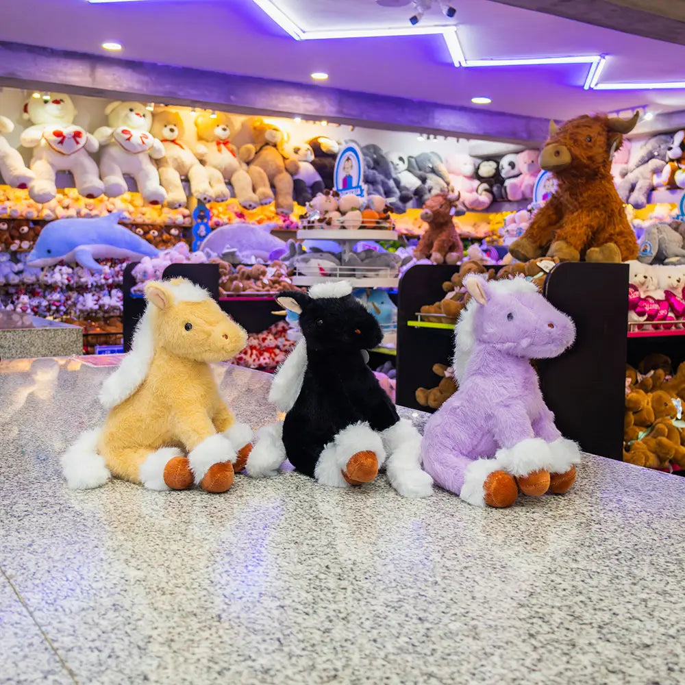 Caballos de peluche , color morado, cafe y negro. Peluches de caballo para maquinas caza muñecas, decoración y reventa