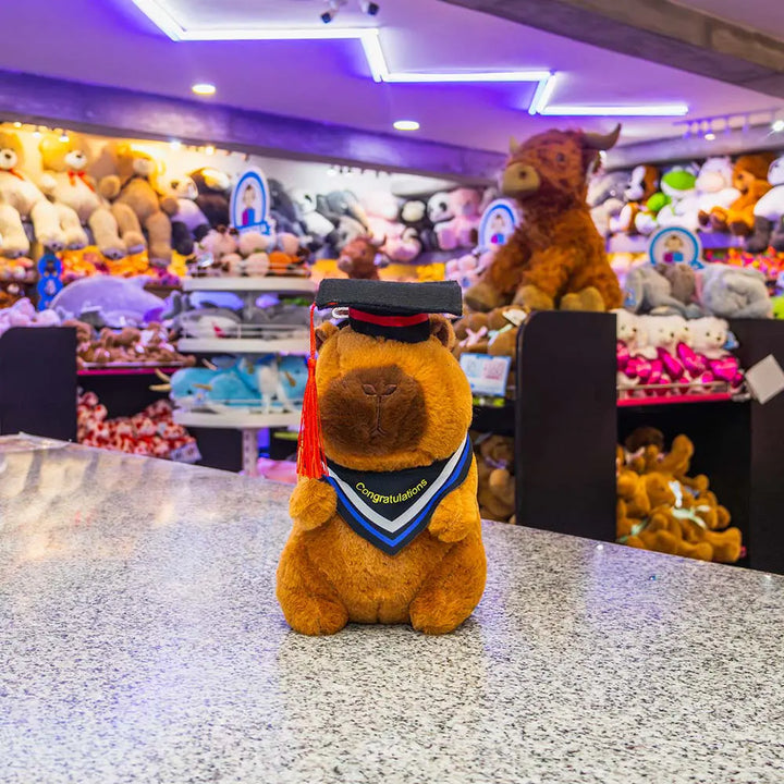 Capibara de peluche graduada, peluches para graduación, eventos y decoración. 
peluche con birrete para graduacion