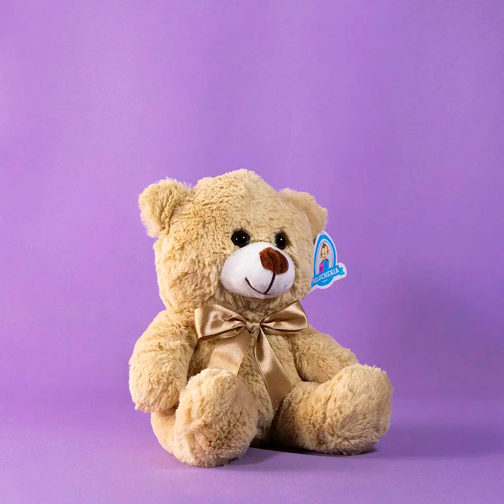 Oso de peluche color café, suave, sentado y con moño, ideal para regalo, baby showers, eventos y fiestas. Peluches al mayoreo 