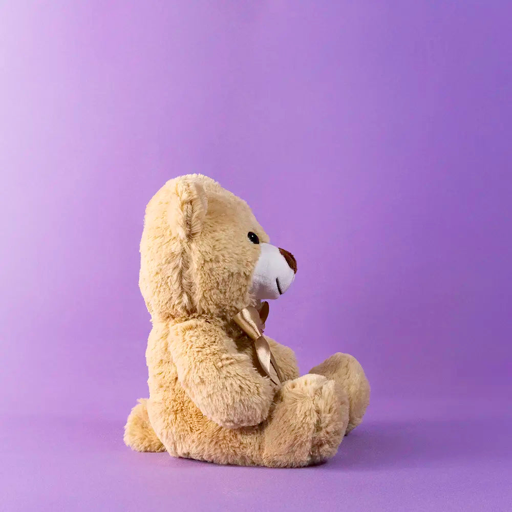 Oso de peluche color café, suave, sentado y con moño, ideal para regalo, baby showers, eventos y fiestas. Peluches al mayoreo 