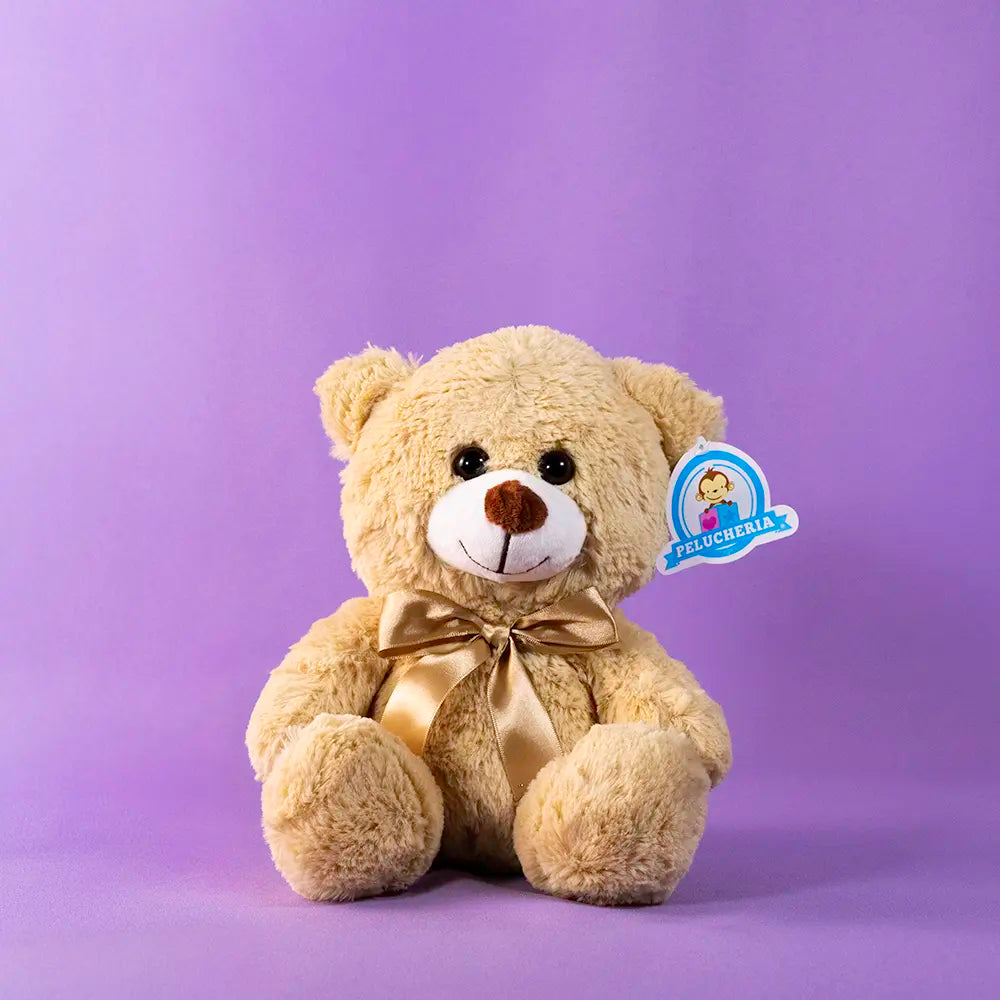 Oso de peluche color café, suave, sentado y con moño, ideal para regalo, baby showers, eventos y fiestas. Peluches al mayoreo 
