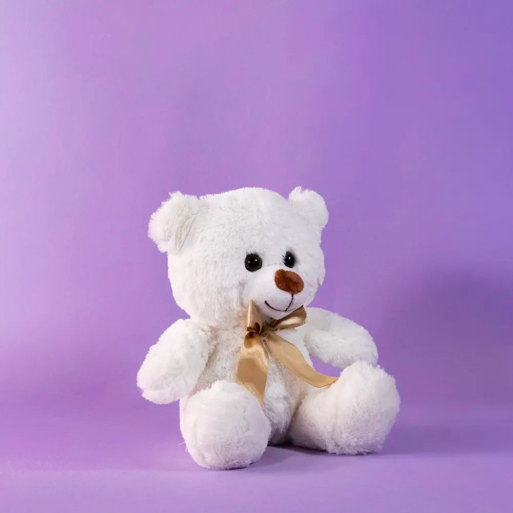 Oso de peluche color blanco, suave, sentado y con moño, ideal para regalo, baby showers, eventos y fiestas. Peluches al mayoreo 