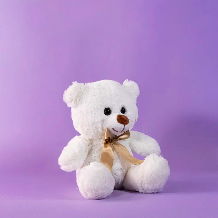 Oso de peluche color blanco, suave, sentado y con moño, ideal para regalo, baby showers, eventos y fiestas. Peluches al mayoreo 