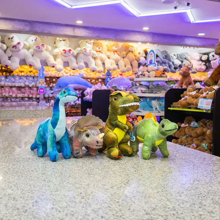 Dinosaurios de peluches, colores verde, azul, café con detalles realistas. Dinos de peluches para decorar , regalos, detalles y revender 