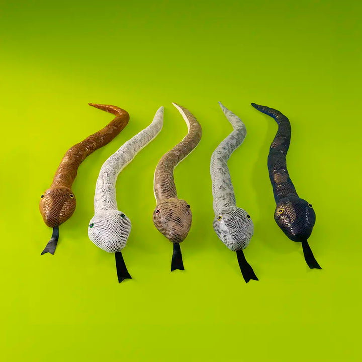 Serpiente de peluche, colores café, azul y gris. Peluches con detalles reales 