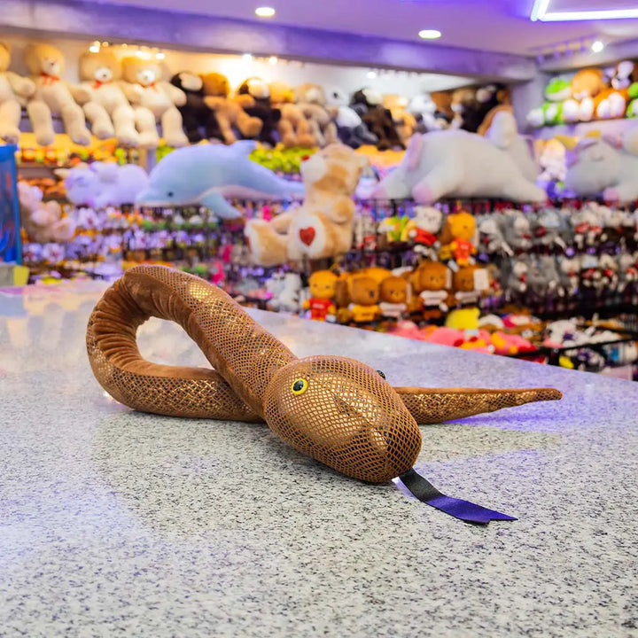 Serpiente de peluche, colores café, azul y gris. Peluches con detalles reales 