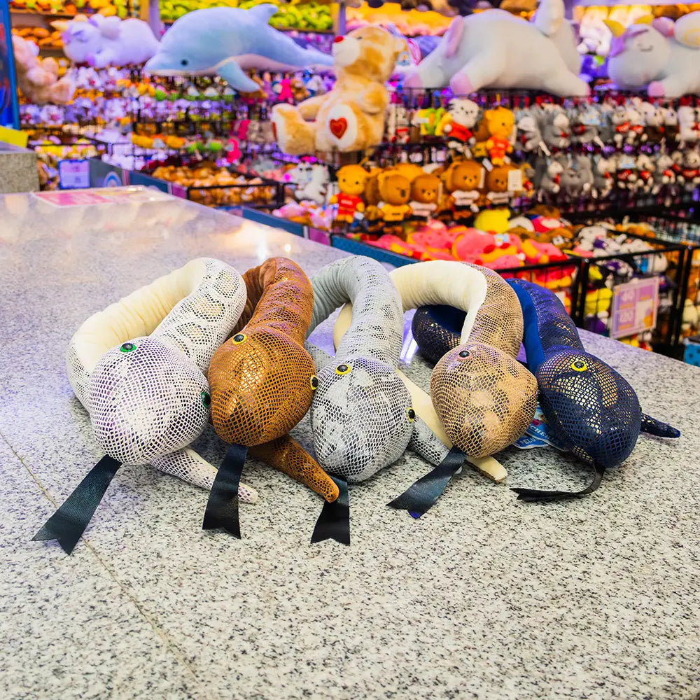 Serpiente de peluche, colores café, azul y gris. Peluches con detalles reales 